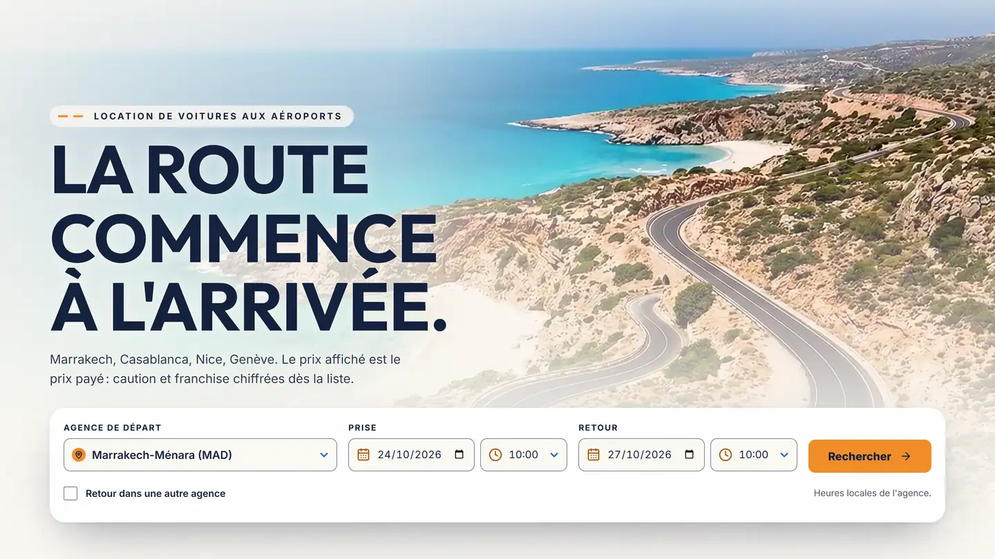 Le premier plan du site d'exemple d'une location de voitures : une route côtière au bord d'une mer turquoise, et le moteur de recherche posé sur le film d'accueil.