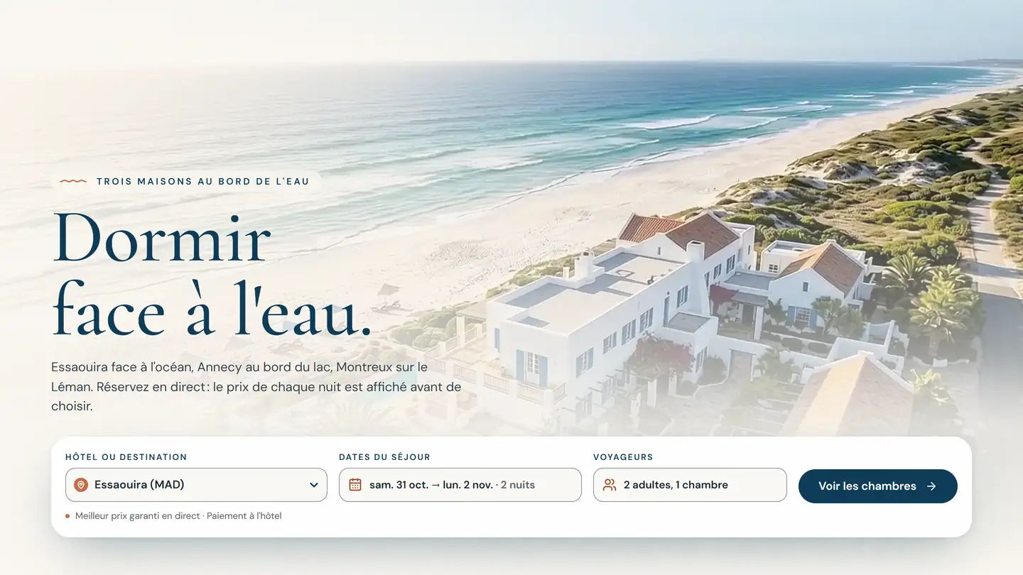Le premier plan du site d'exemple d'un hôtel en réservation directe : une maison blanche au bord d'une longue plage, et le moteur de réservation posé sur le film d'accueil.