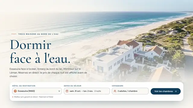 Le site d'exemple d'un hôtel : une maison blanche au bord d'une plage, et le moteur de réservation posé sur le film.